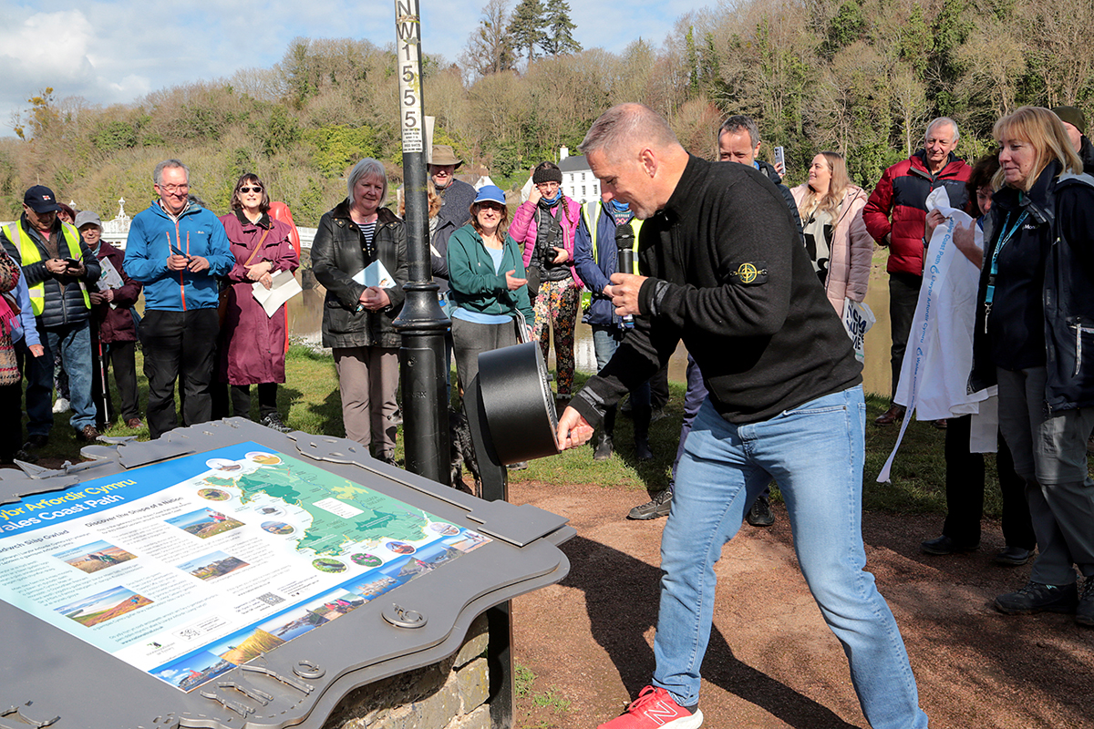 Iolo Williams unveiling the soundbox